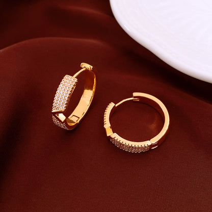 Simple And Versatile Letter Round Women's Ear Clip