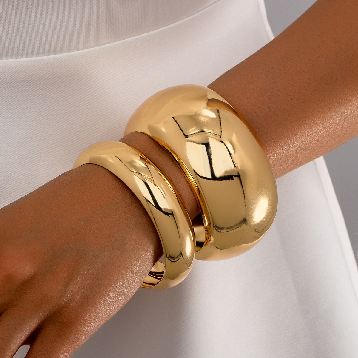 Round Gold Bracelet Suit Suitable For Banquet Party